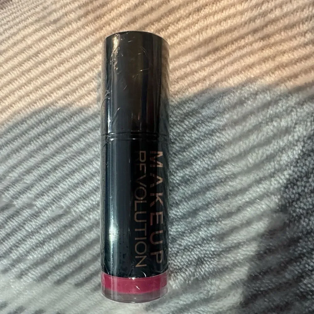 Makeup Revolution Lipstick - Dazzle Pink